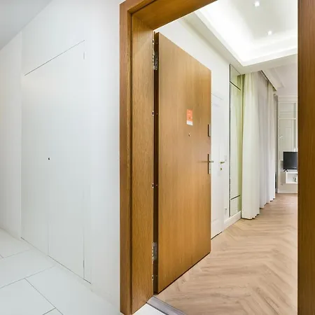 Luxurious Studio Old Town By Renters Apartment *