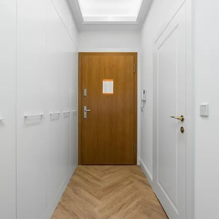 Luxurious Studio Old Town By Renters Apartament